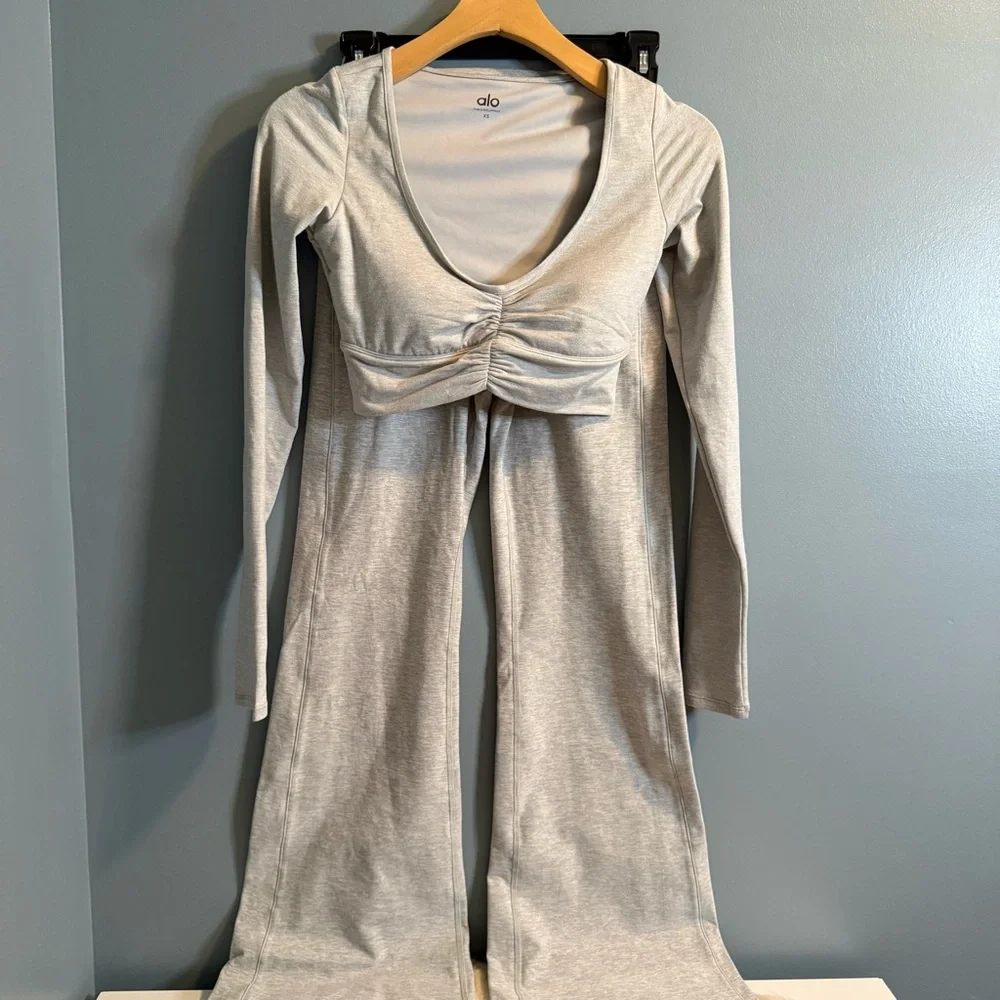 Alo Yoga Heather Gray Alosoft Intuition Long Sleeve Bra w/High Waist Leggings - Picture 2 of 16